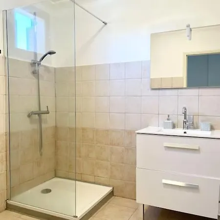 Premier Etage D'une Avec Jardin *
