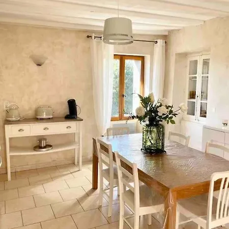 Premier Etage D'une Avec Jardin *